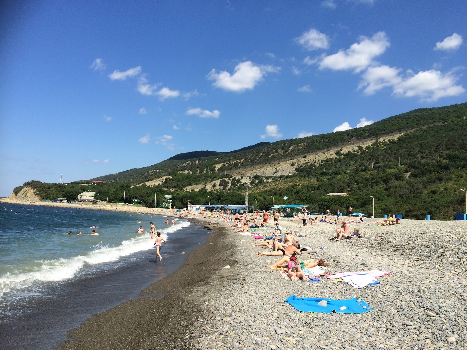 Foto di Beach Romantic con una superficie del sabbia grigia e ciottoli