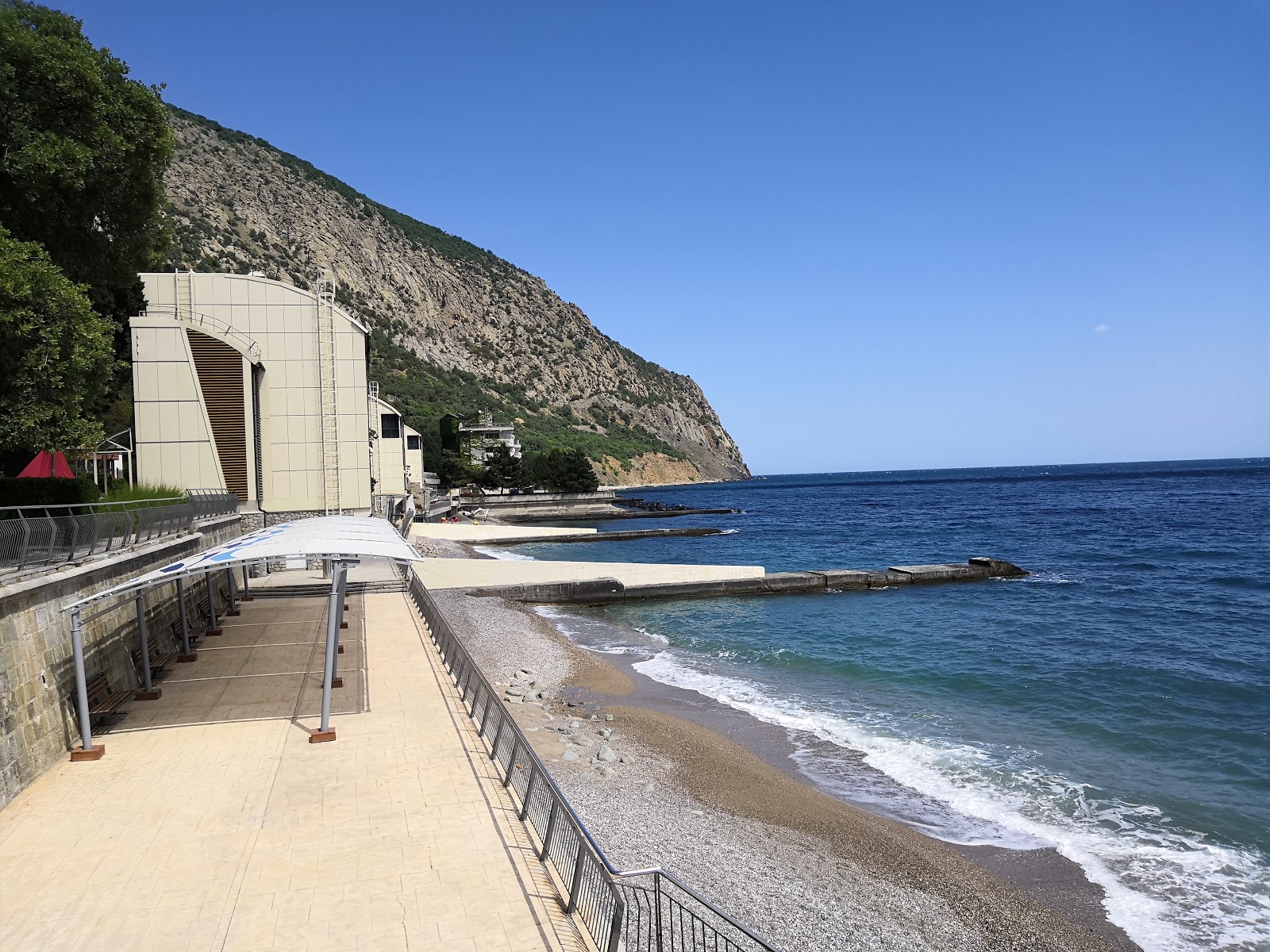Zdjęcie Artek beach z powierzchnią szary kamyk