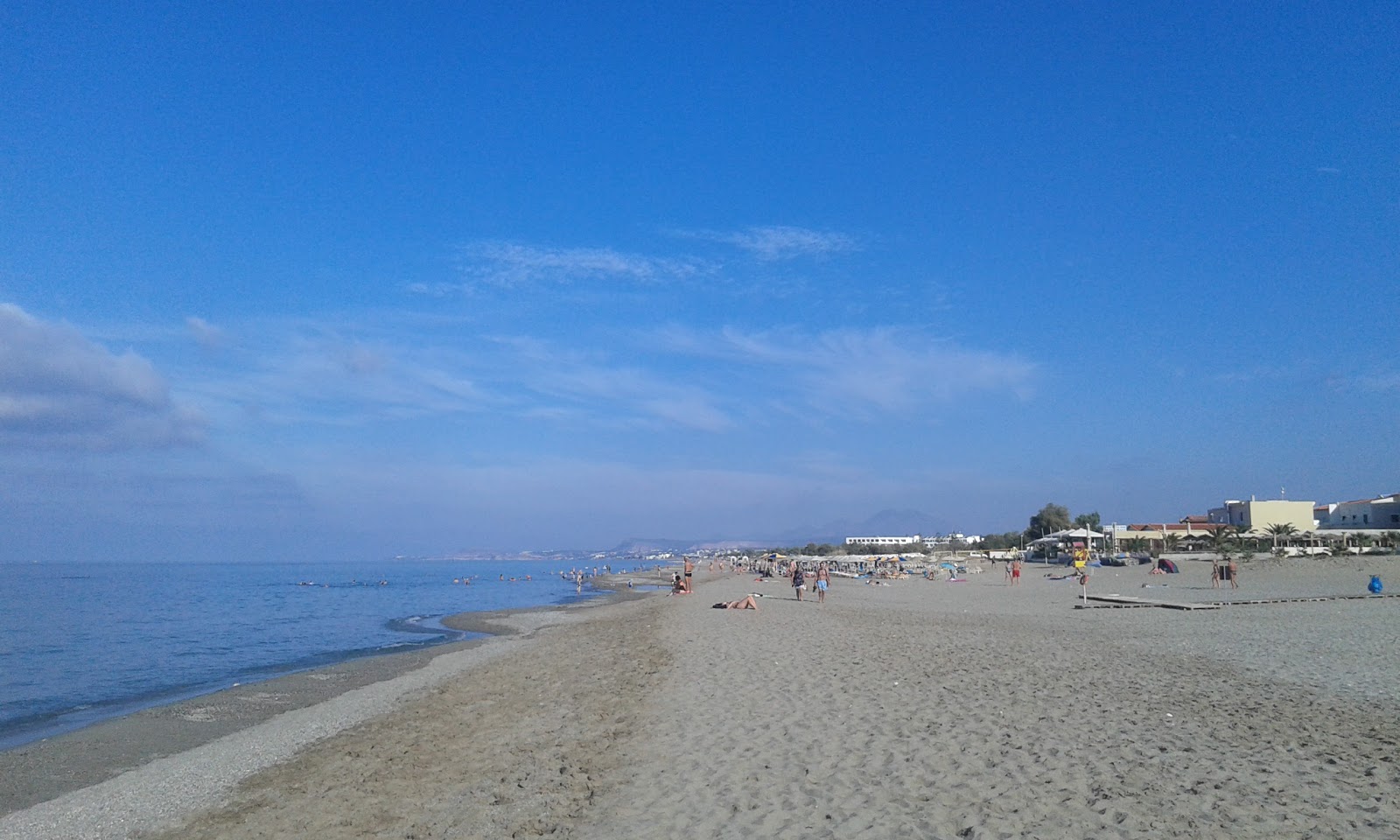 Pervolia beach II的照片 带有碧绿色纯水表面
