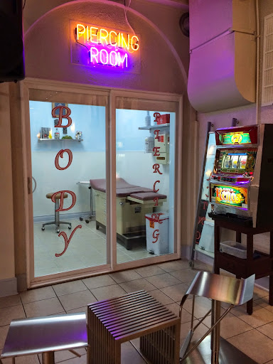 Tattoo Shop «Royal Flesh Tattoo and Piercing», reviews and photos, 4005 N Broadway St, Chicago, IL 60613, USA