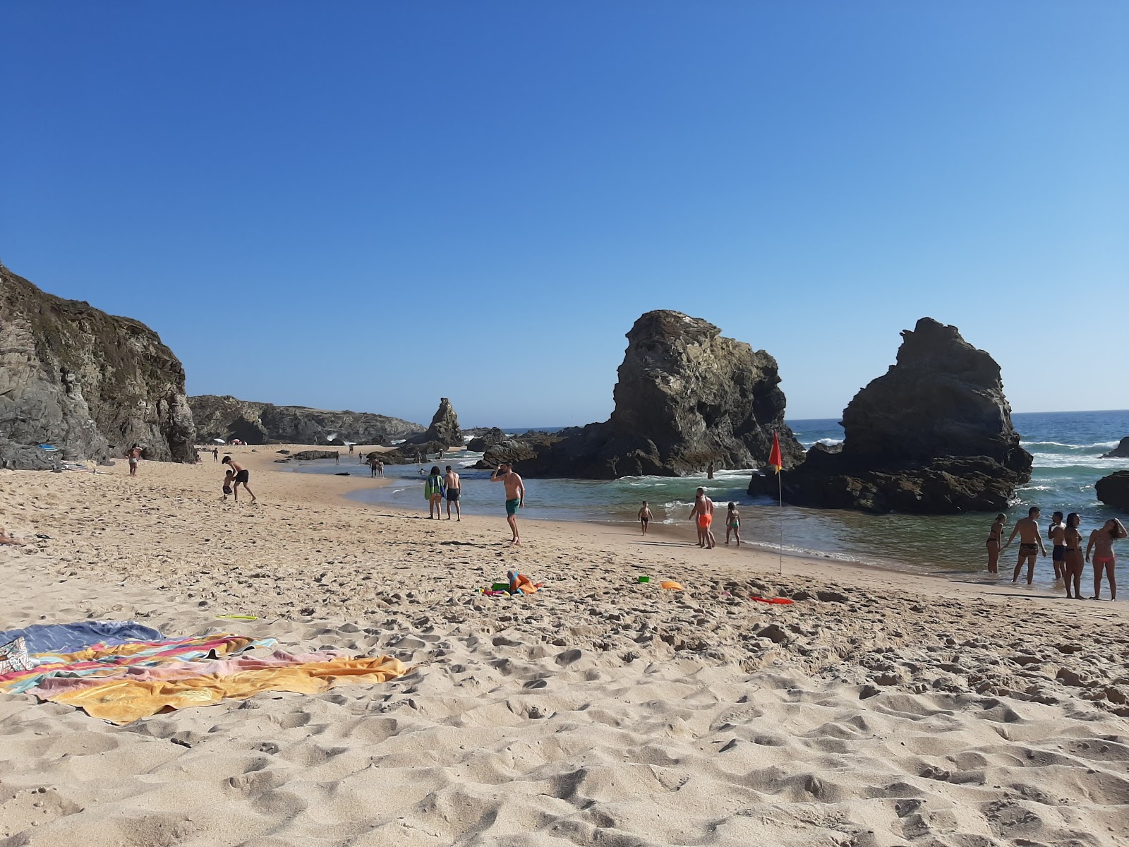 Valokuva Praia da Samoqueiraista. tukeutunut kallioilla