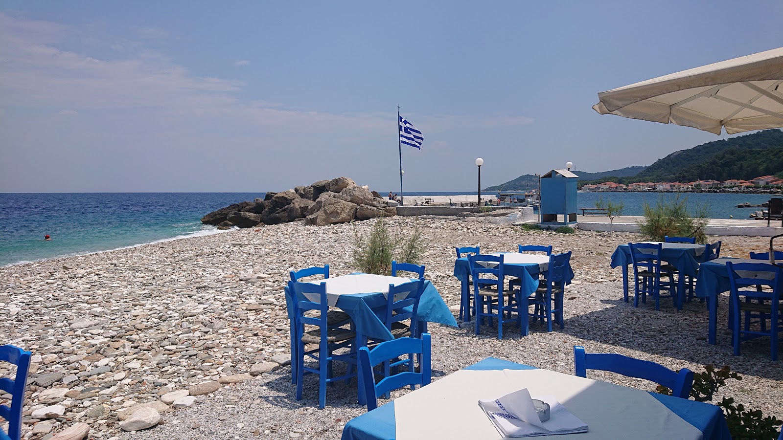 Agios Konstantinos的照片 带有米色卵石表面