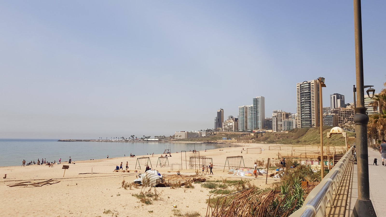 Ramlet Al Baida Beirut的照片 带有碧绿色水表面