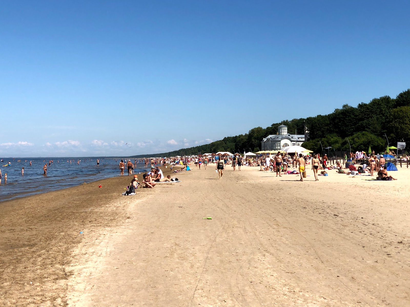 Foto von Jurmalas pludmale mit beiger sand Oberfläche