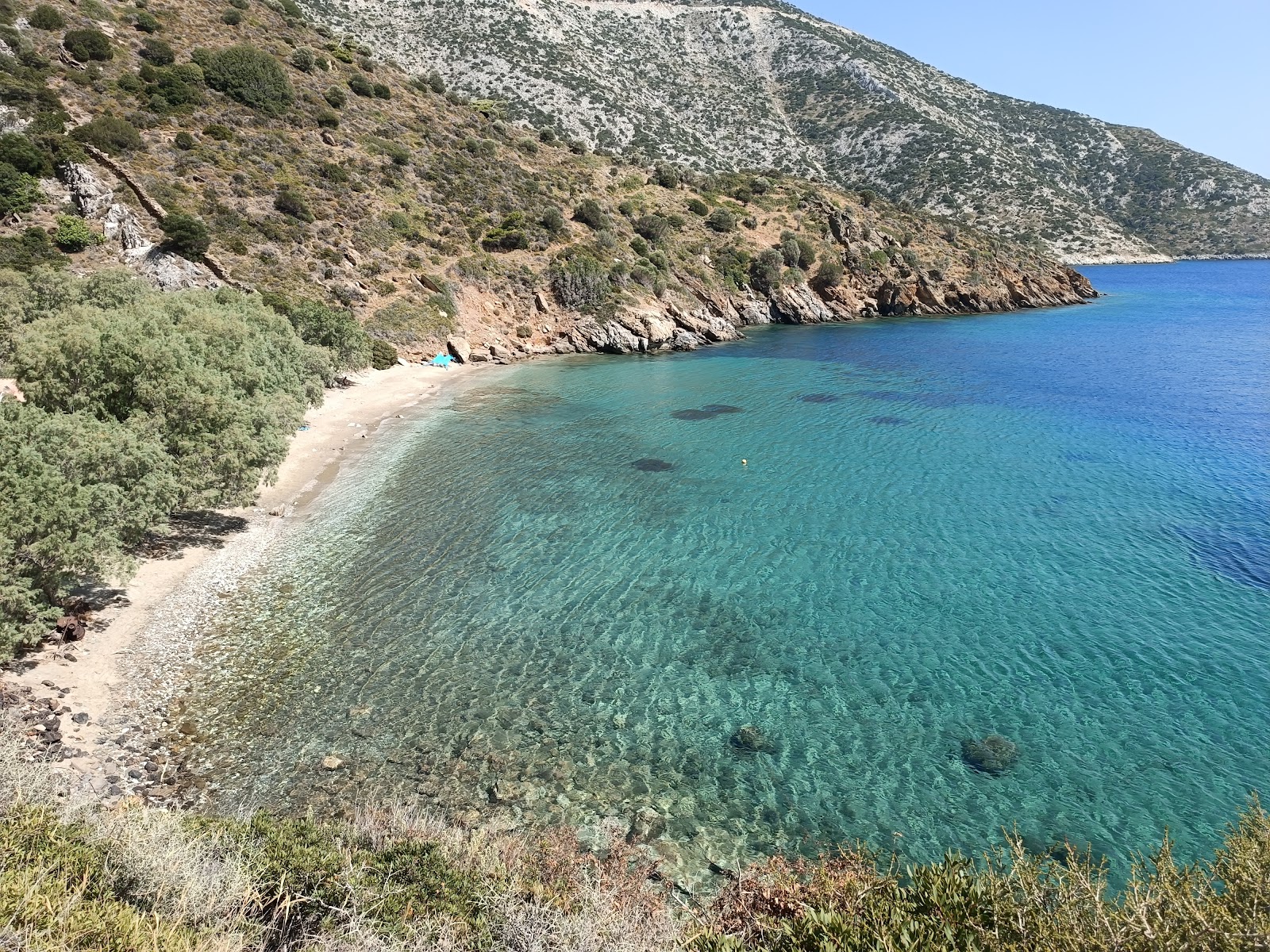 Foto von Agia Triada Beach mit beiger sand & kies Oberfläche