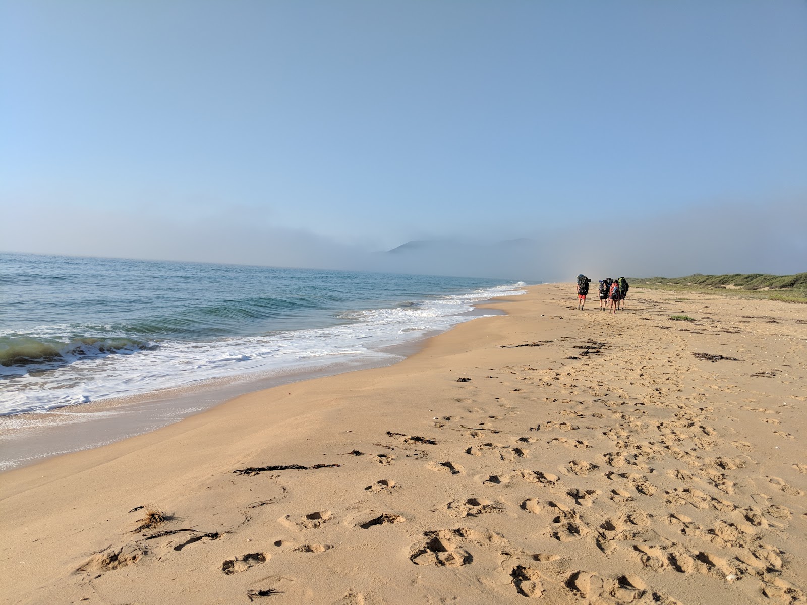 Foto van Five Mile Beach met fijne beige zand oppervlakte