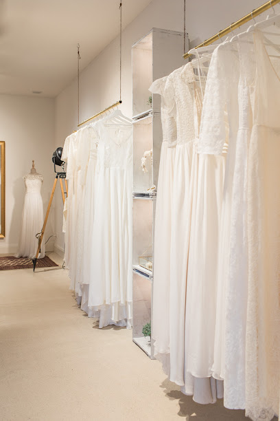 Maleana | schlichte & moderne Hochzeitskleider - Boho & Vintage Brautkleider