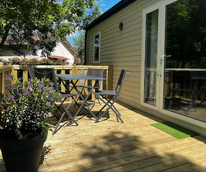 Camping Canal De Berry – Hôtel à Saint-Amand-Montrond