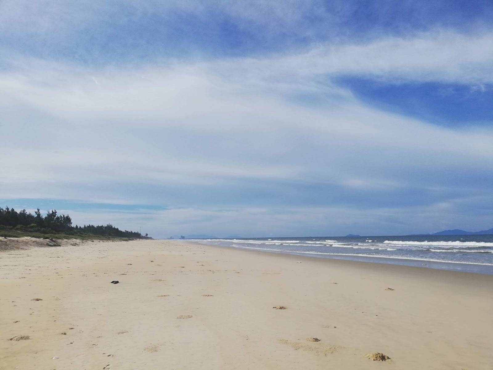 Dawn Beach的照片 带有明亮的细沙表面