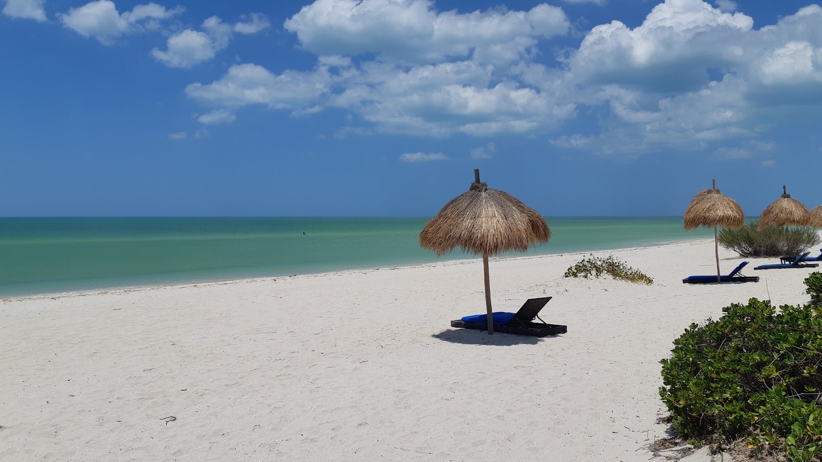 Foto van Playa Xixim met turquoise puur water oppervlakte