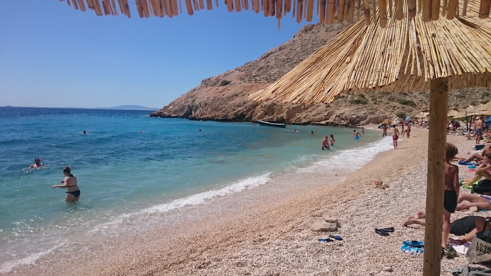 Φωτογραφία του Παραλία Όπρνα Μπέι περιτριγυρισμένο από βουνά