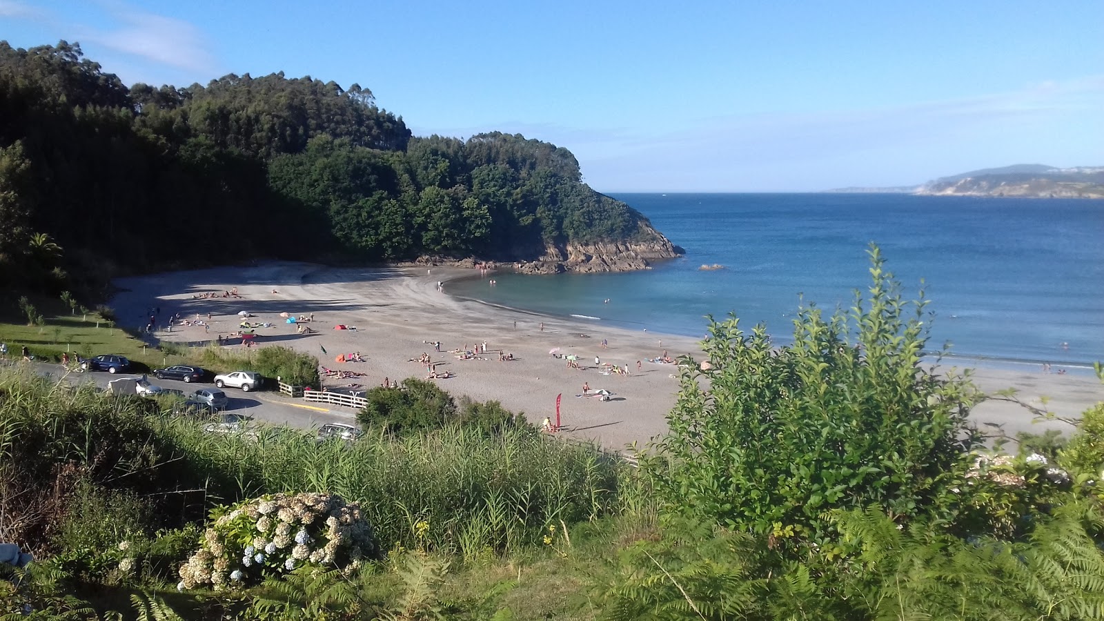 Foto di Praia de Fornos con una superficie del sabbia grigia