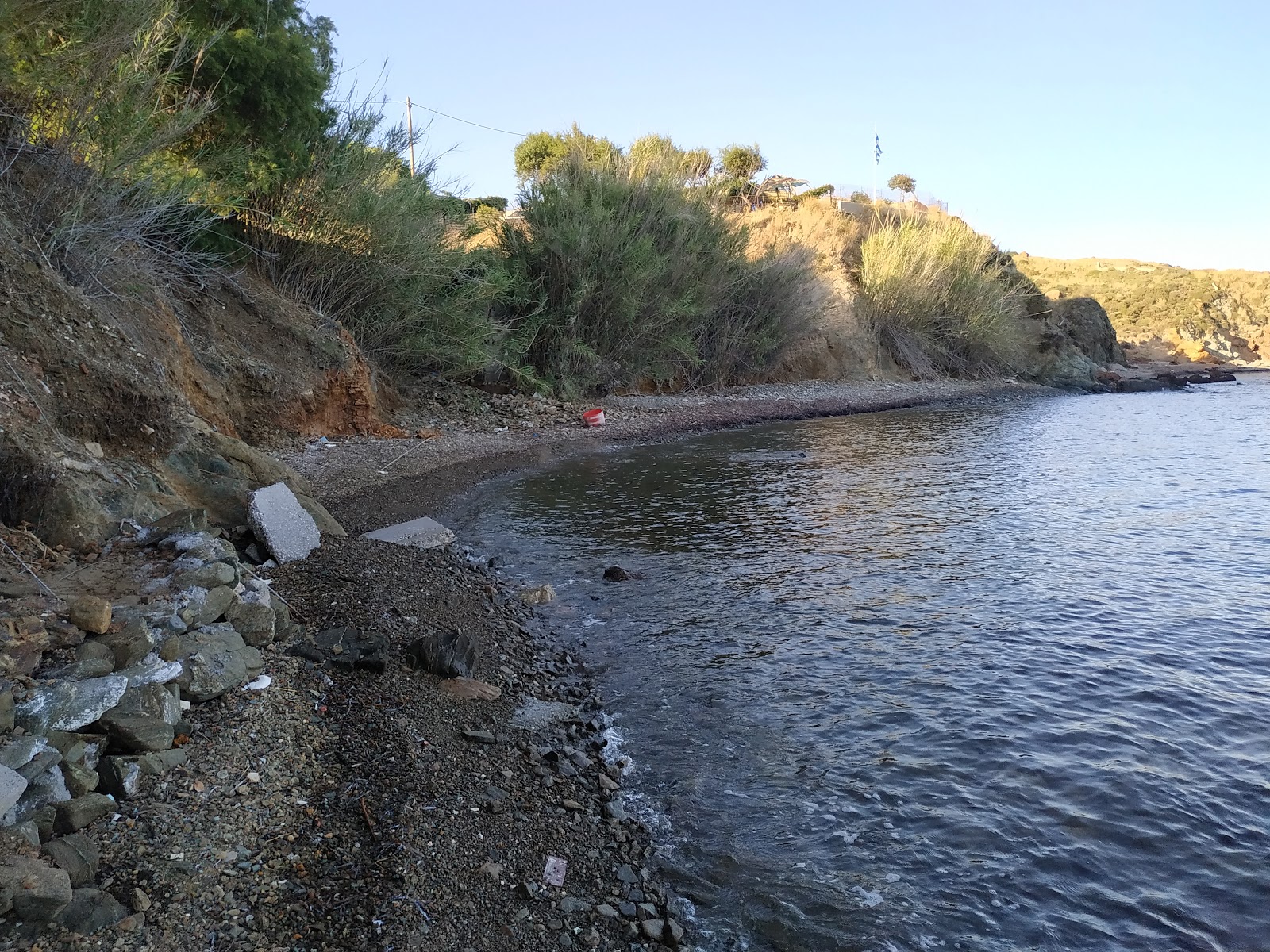 Valokuva Paralia Agios Isidorosista. pinnalla turkoosi puhdas vesi:n kanssa