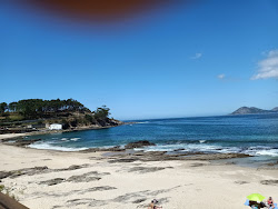 Photo de Arnela beach protégé par des falaises