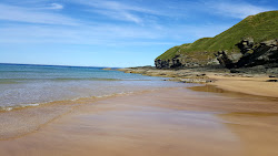 Foto van Strathy Beach omringd door bergen