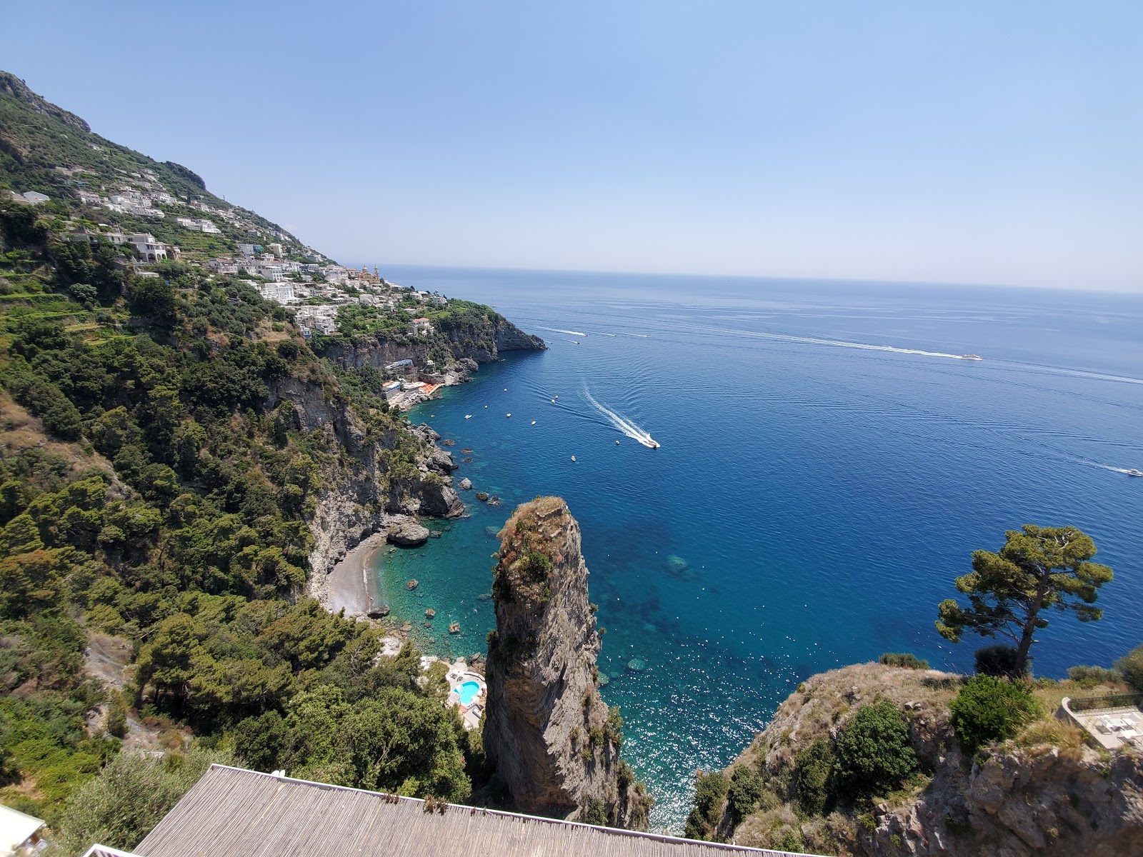 Wild beach'in fotoğrafı küçük koy ile birlikte