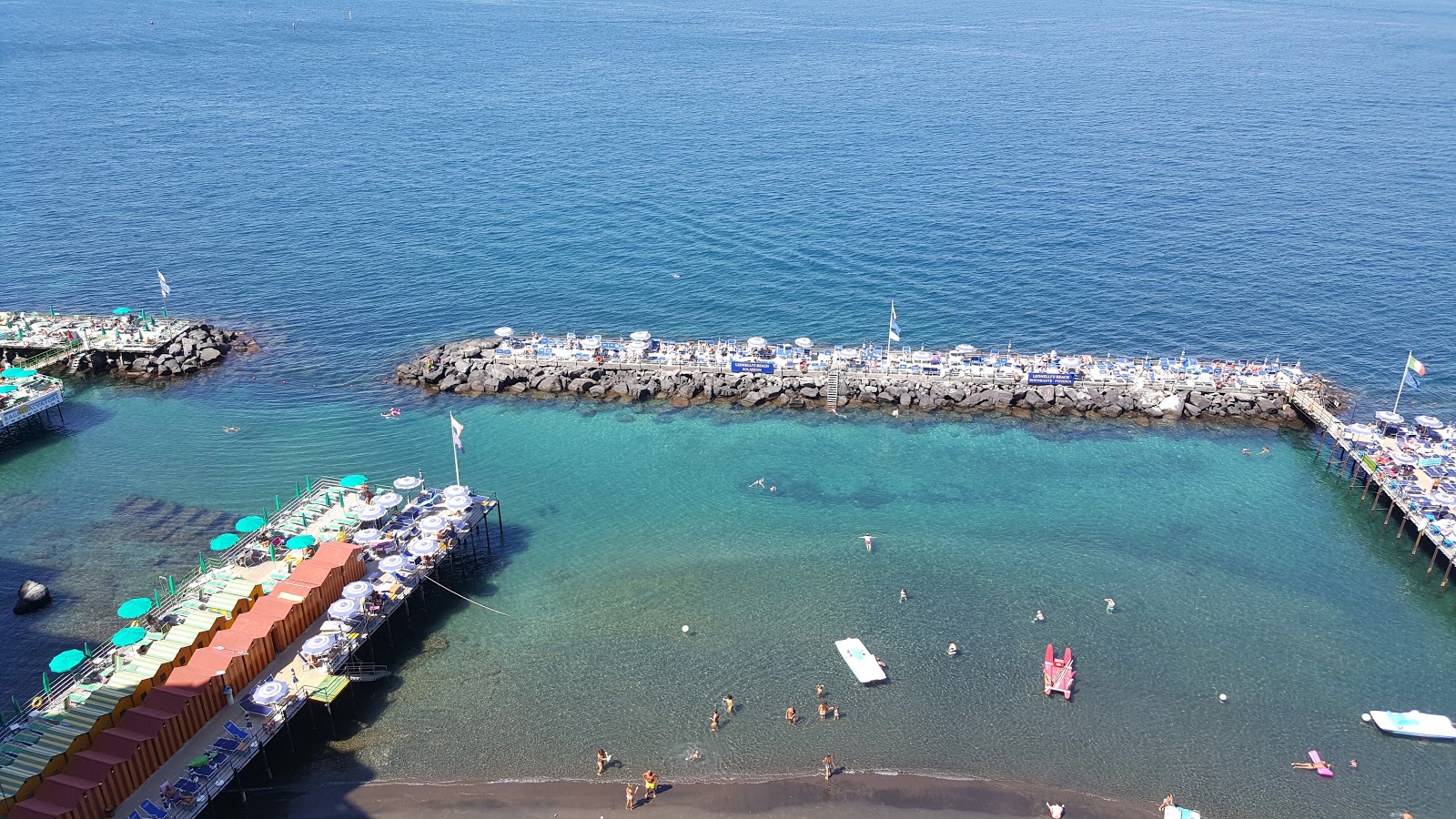 Fotografija Peterova plaža z prostorni večplastni zalivi