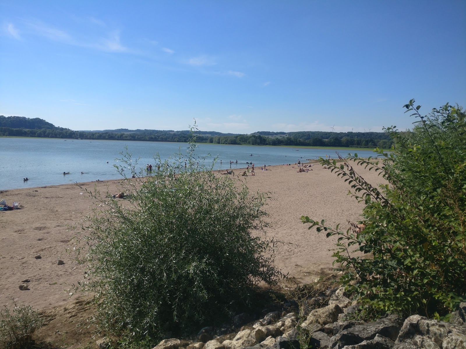 Plage du Lac de Villegusien'in fotoğrafı düz bir kıyı şeridi ile birlikte