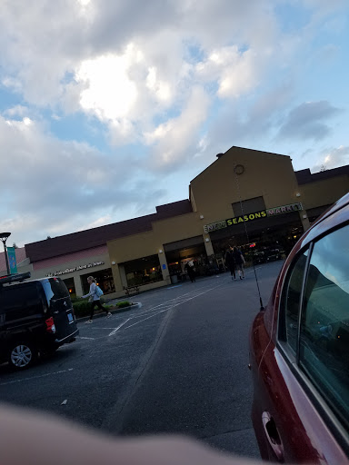 Grocery Store «New Seasons Market Mountain Park», reviews and photos, 3 Monroe Pkwy, Lake Oswego, OR 97035, USA