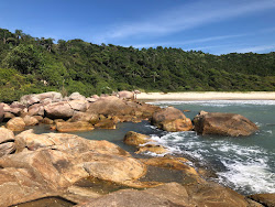 Photo de Plage des Ilheus protégé par des falaises
