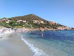 Cala Caterina Beach'in fotoğrafı geniş bir kıyı şeridi ile birlikte