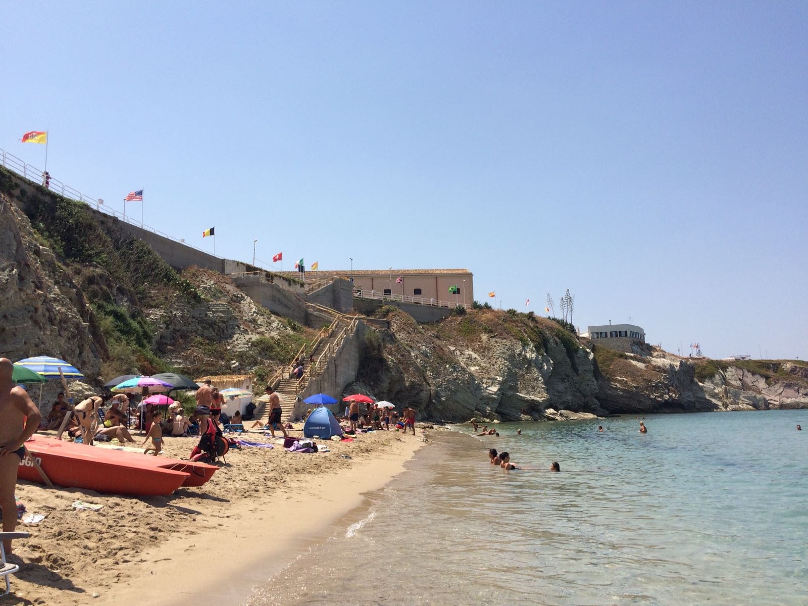 Photo de Spiaggia La Praiola protégé par des falaises