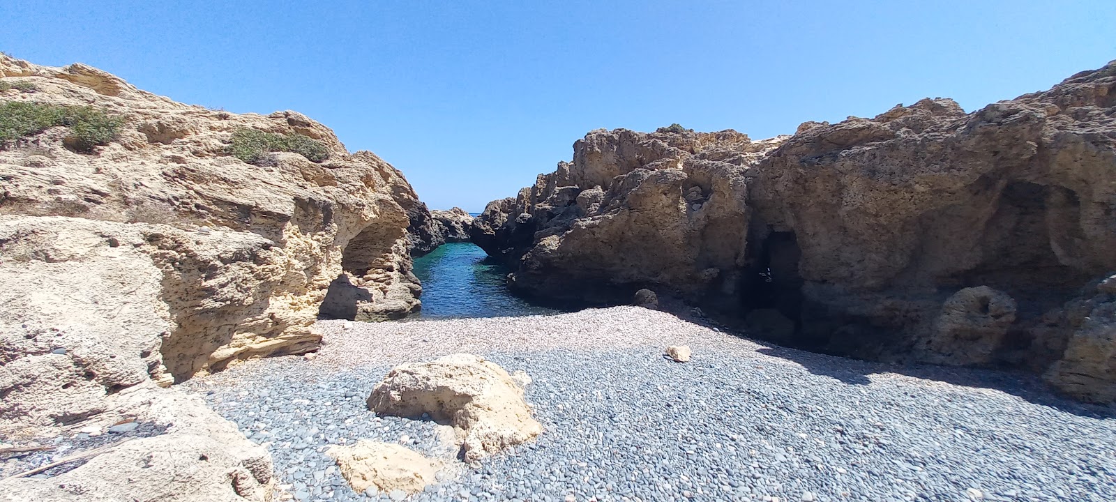 Canyon Beach'in fotoğrafı uçurumlarla desteklenmiş