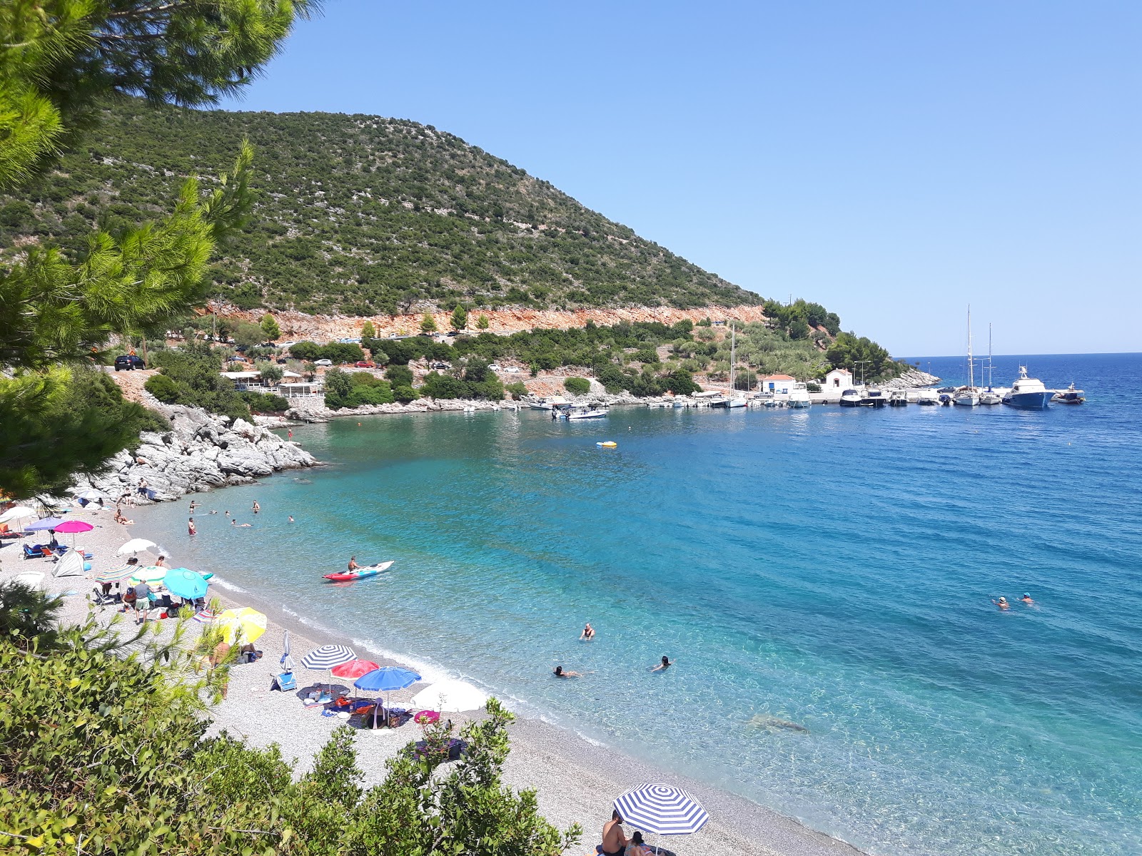 Foto av Agia Kyriaki beach med grå sten yta