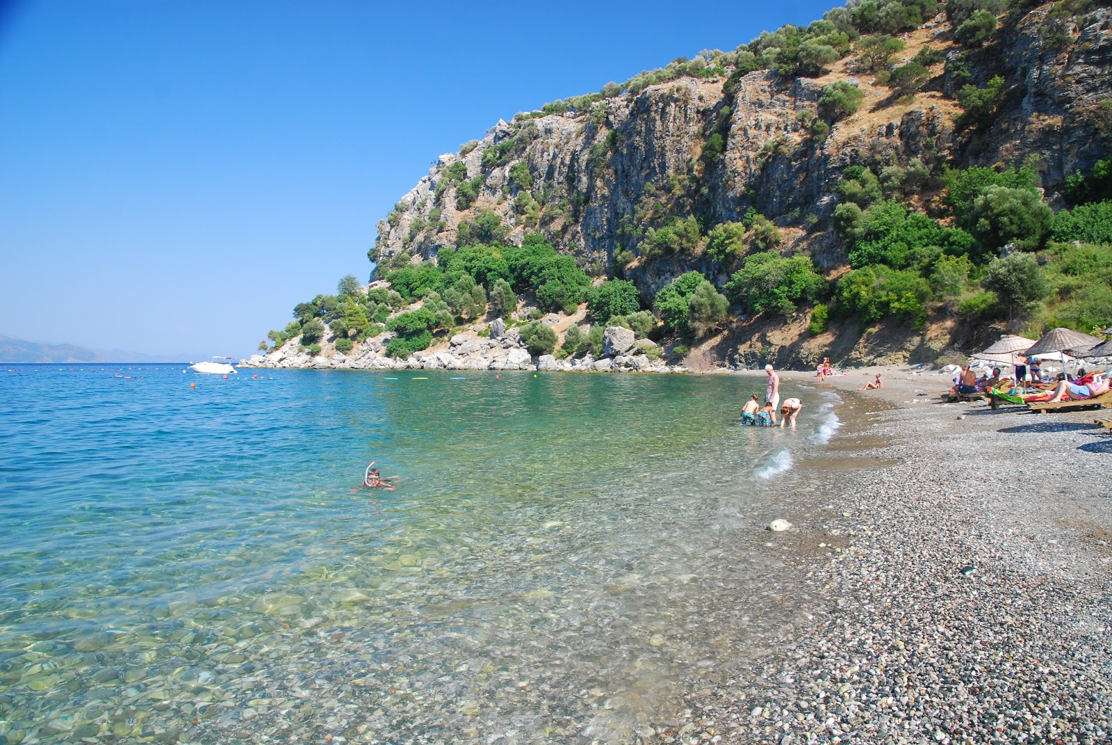 Amos beach'in fotoğrafı gri ince çakıl taş yüzey ile