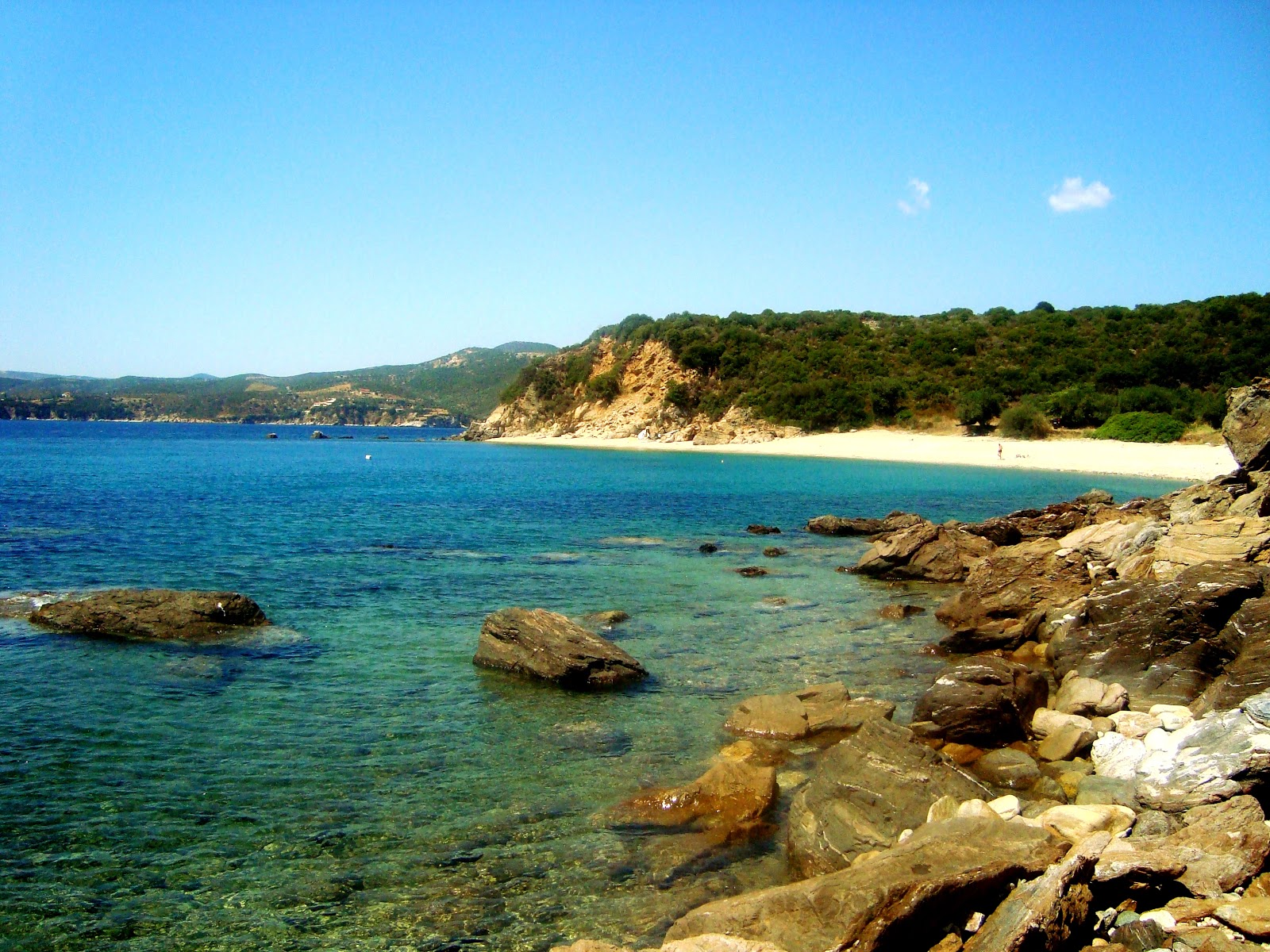 Foto van Paralia Pirgos II met zand met kiezelstenen oppervlakte