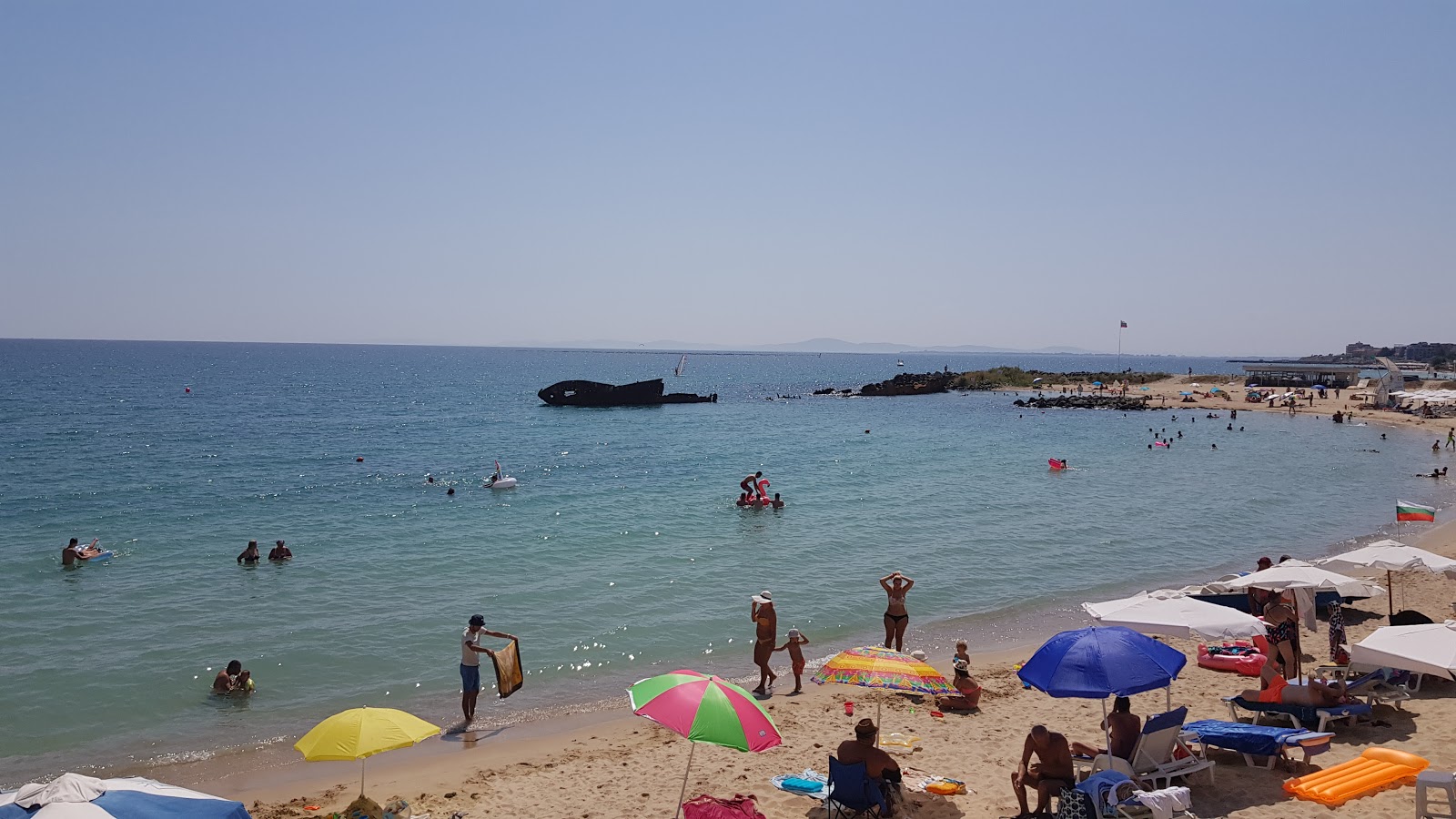 Zdjęcie Olympic hope beach z powierzchnią biały drobny piasek