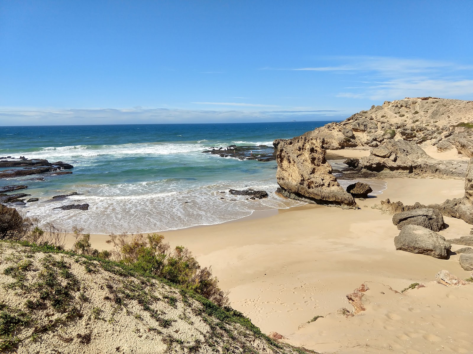 Foto di Shelley Bay con una superficie del acqua cristallina