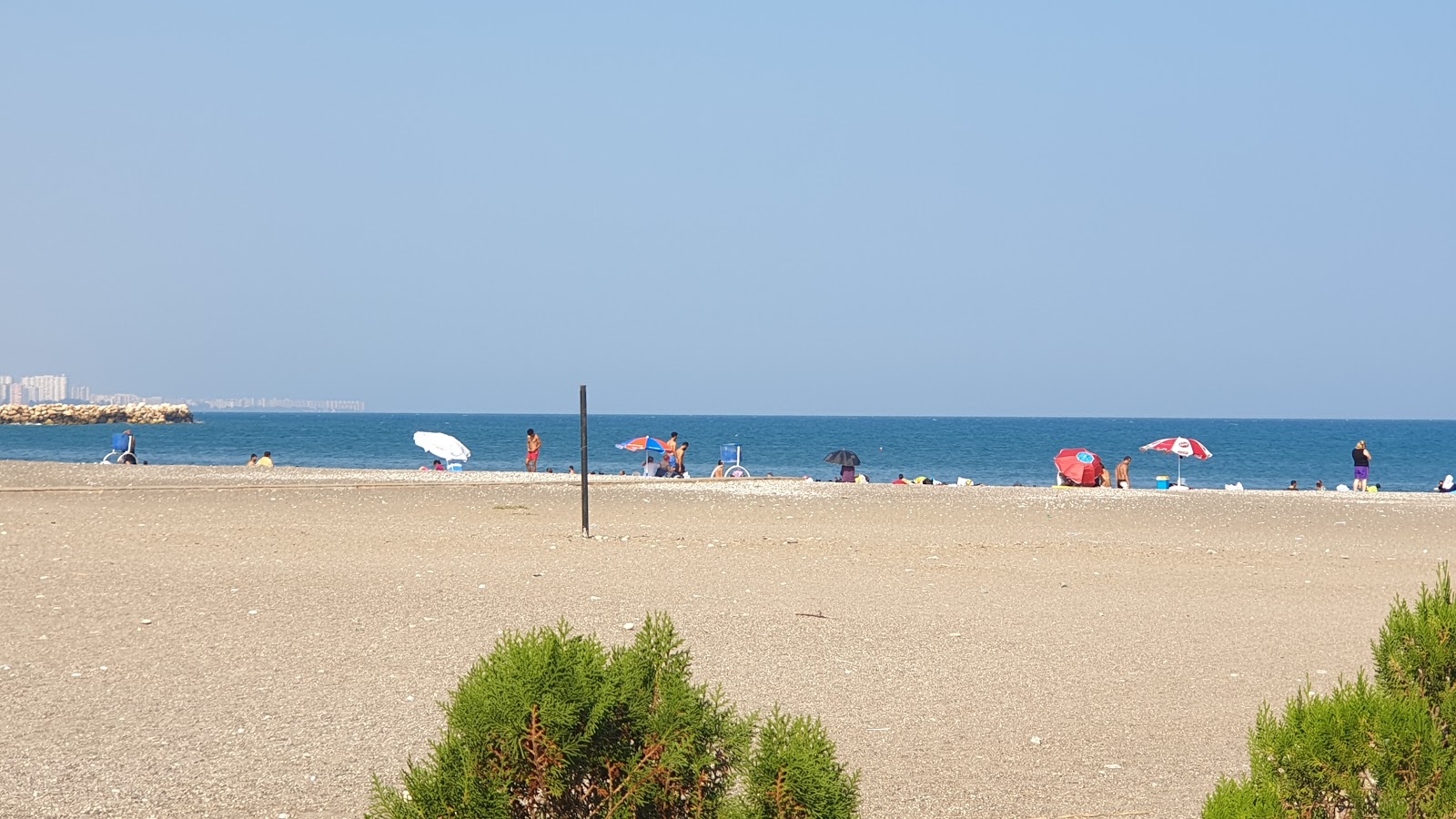 Photo de Erdemli beach II avec l'eau turquoise de surface