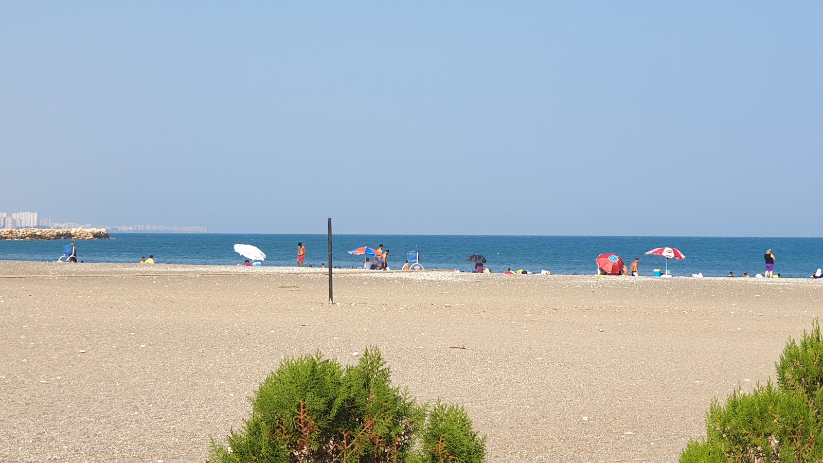 Erdemli beach II'in fotoğrafı geniş bir kıyı şeridi ile birlikte