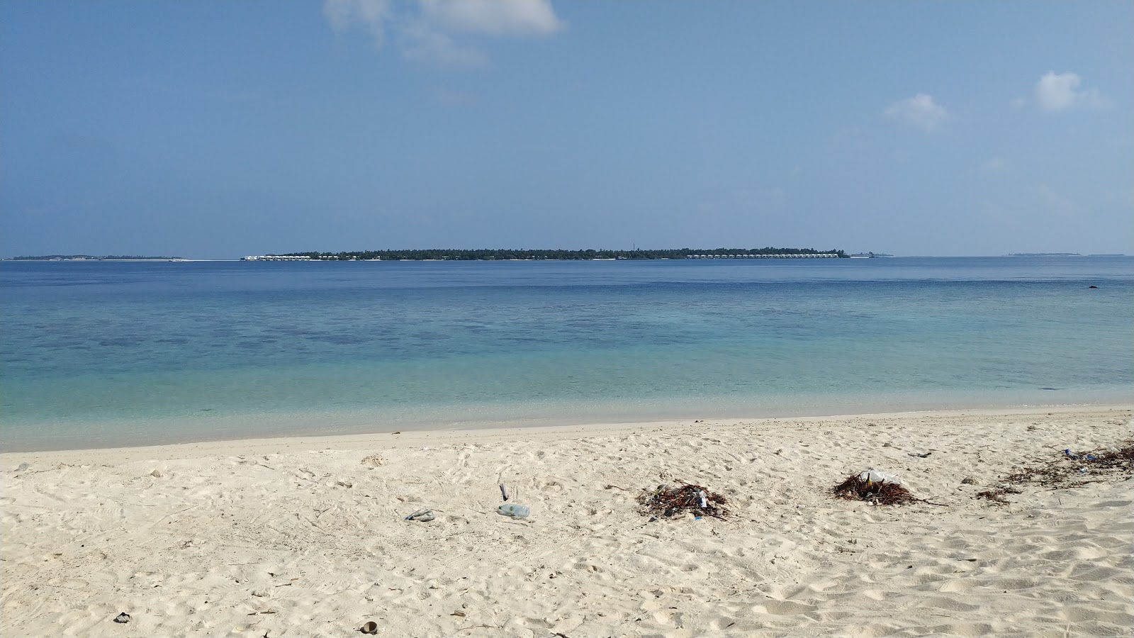 Foto van Meedhoo Island Beach en de nederzetting