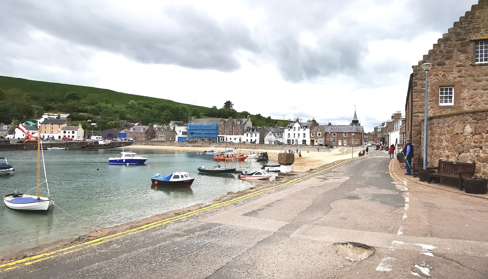 Stonehaven Harbour Beach的照片 被山脉环绕