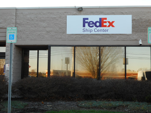 Shipping and Mailing Service «FedEx Ship Center», reviews and photos, 10601 Murdock Dr, Knoxville, TN 37932, USA