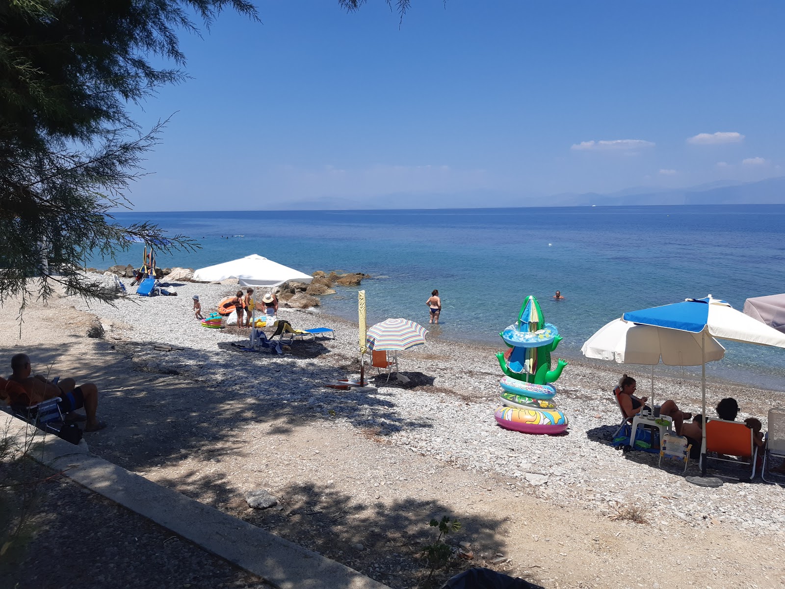 Foto von Esperides mit türkisfarbenes wasser Oberfläche