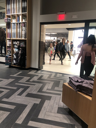 Sportswear Store «lululemon athletica», reviews and photos, 152 South Avenue, Bloomington, MN 55425, USA