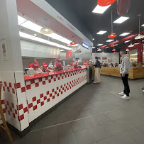 Atmosphère du Restaurant de hamburgers Five Guys Dijon Toison d'Or - n°2