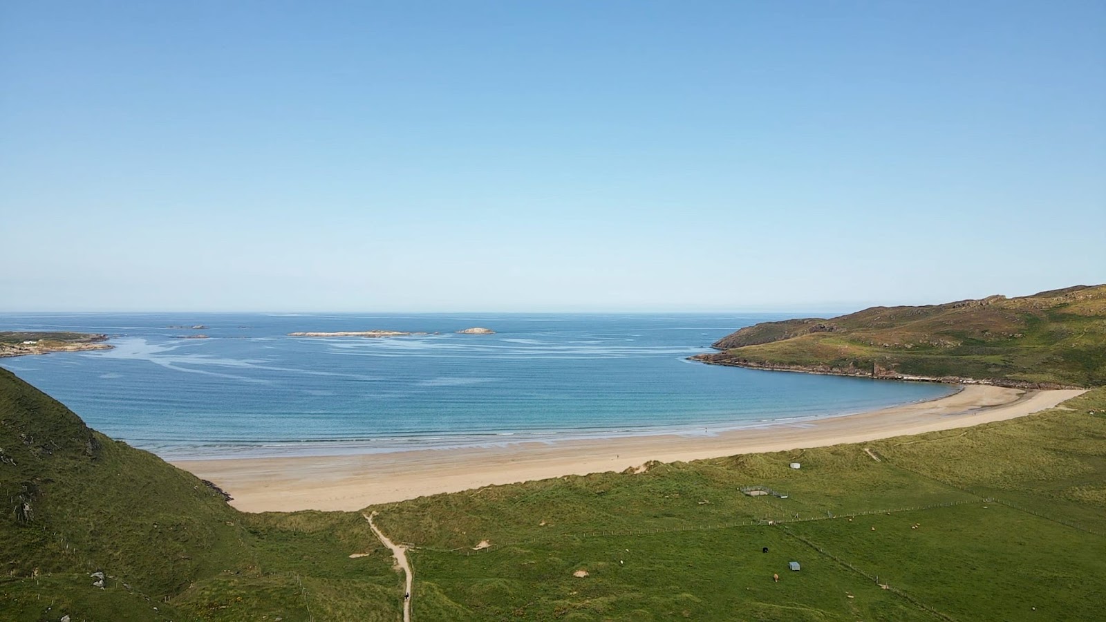 Foto von Rossan Beach mit beiger sand Oberfläche