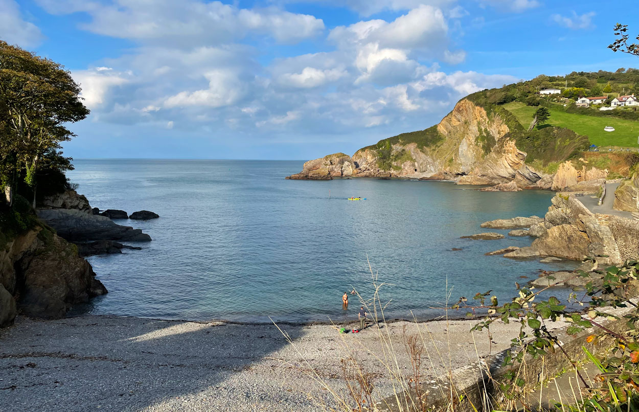 Fotografie cu Plaja Combe Martin cu o suprafață de nisip gri și pietricele