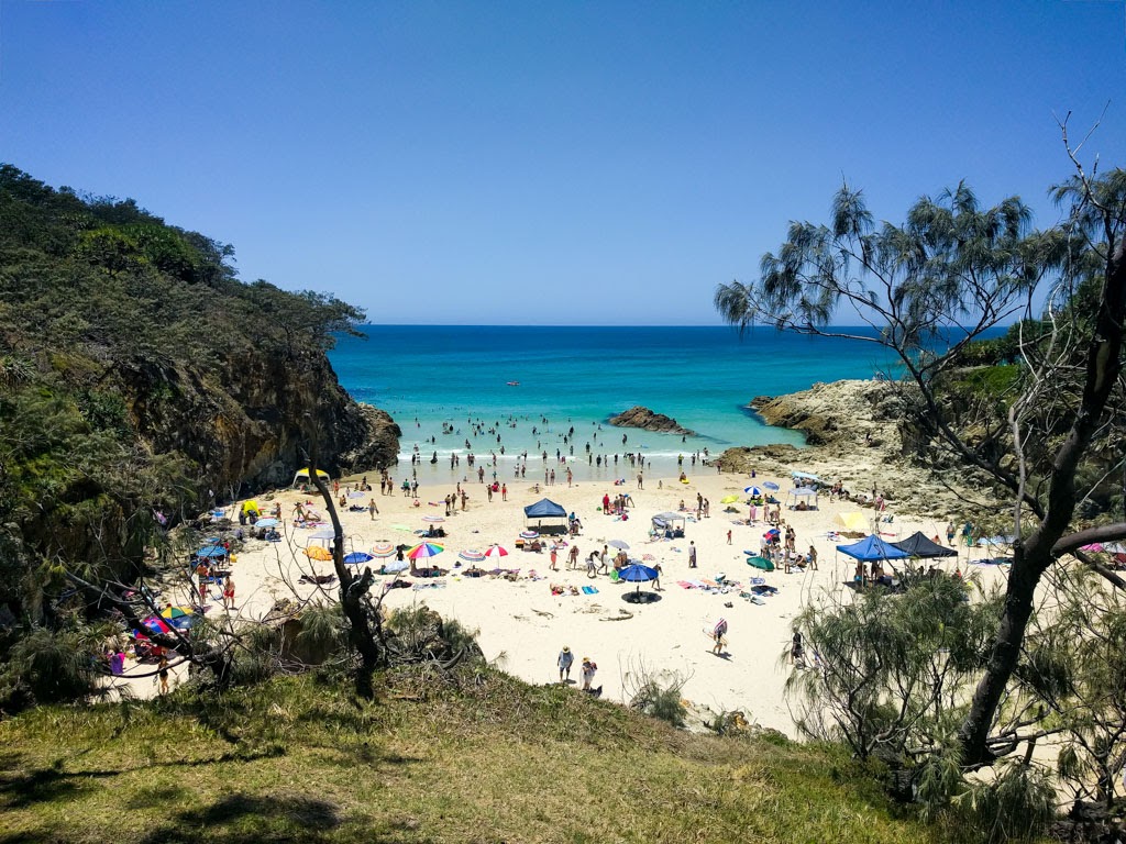 Foto di South Gorge Beach con una superficie del sabbia beige fine