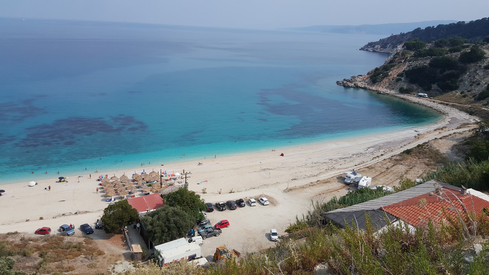 Foto di Spiaggia di Agia Kiriaki con una superficie del ciottolo fine bianco