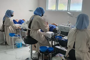 Klinik Kecantikan Barabai by dr.Dewi Sophia ( Brosdhia Skincare) image
