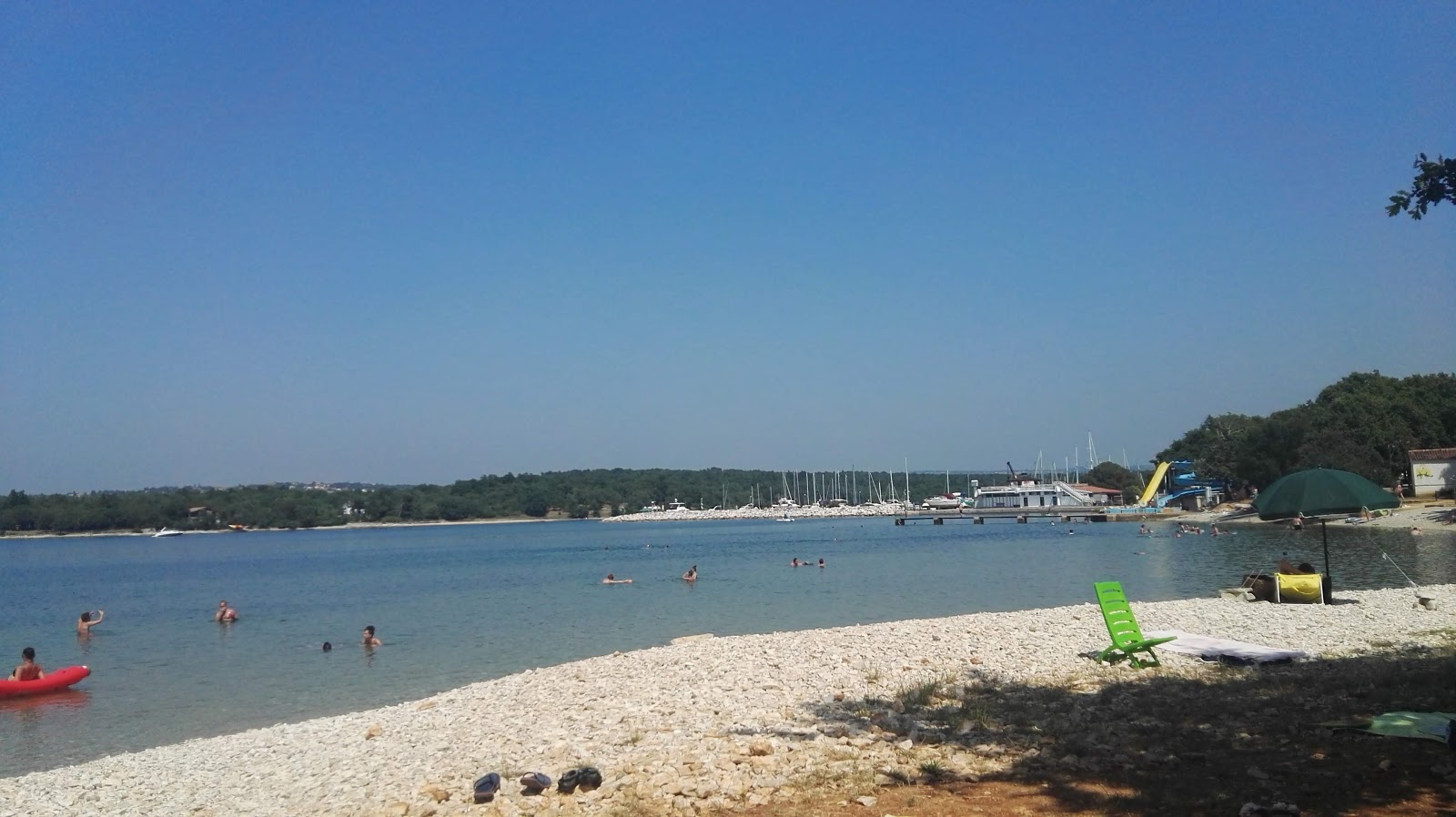 Foto von Porat beach mit türkisfarbenes wasser Oberfläche