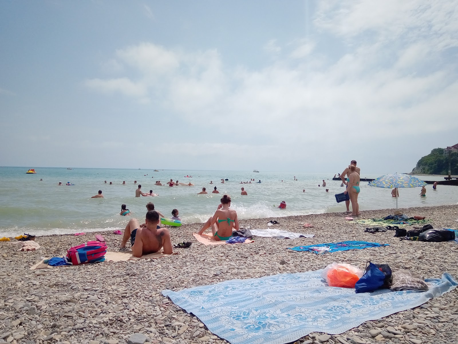 Fotografie cu Arkhipo-Osipovka beach sprijinit de stânci