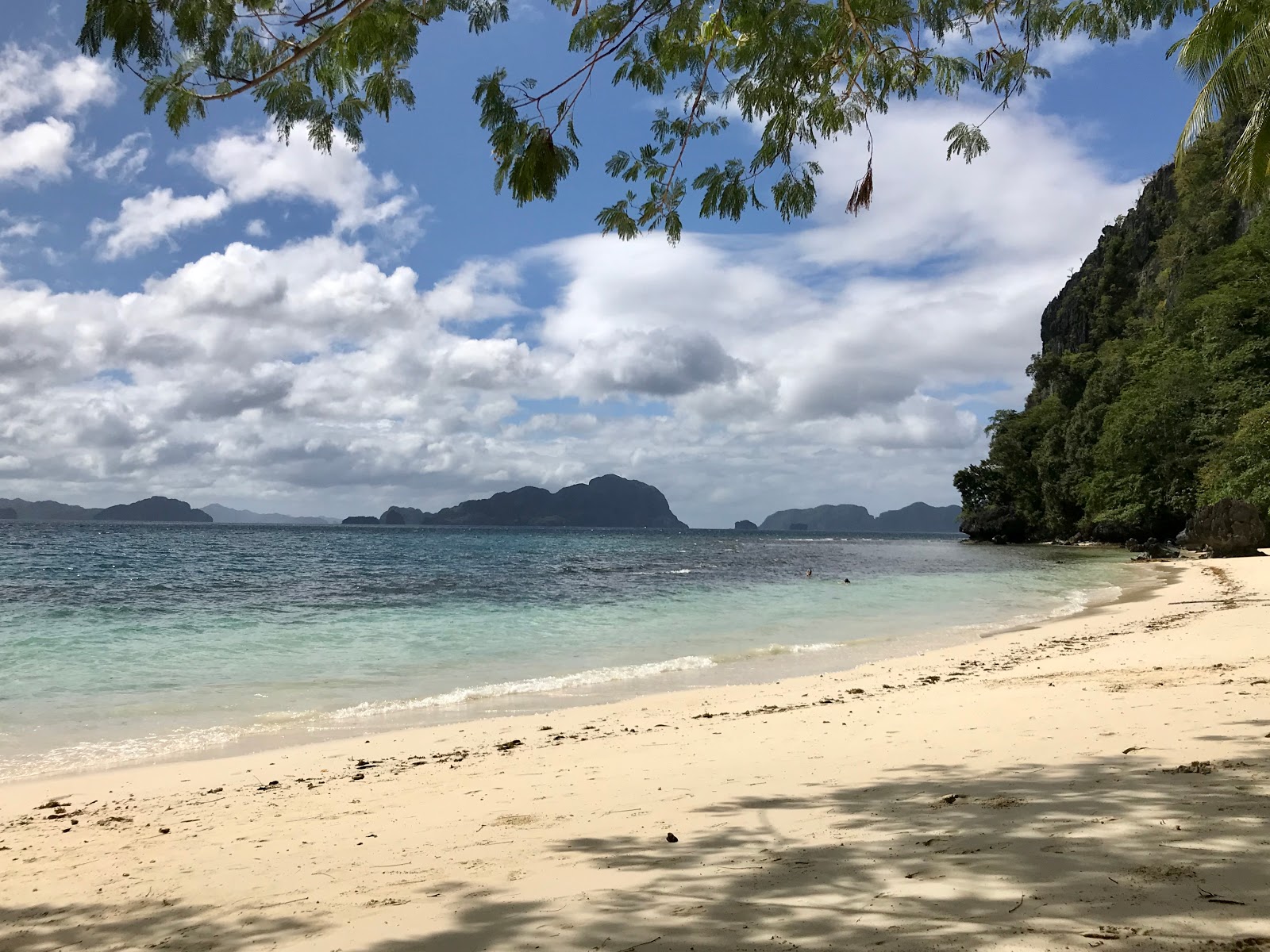 Foto von Pasandigan Cove Beach mit heller sand Oberfläche