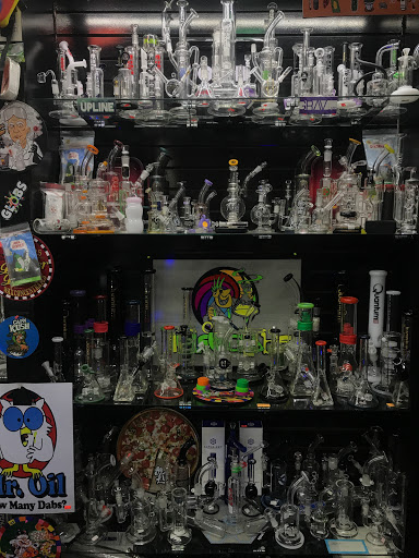 Tobacco Shop «The Hub Smoke Shop & Gifts», reviews and photos, 6410 N Oak Trafficway, Kansas City, MO 64118, USA