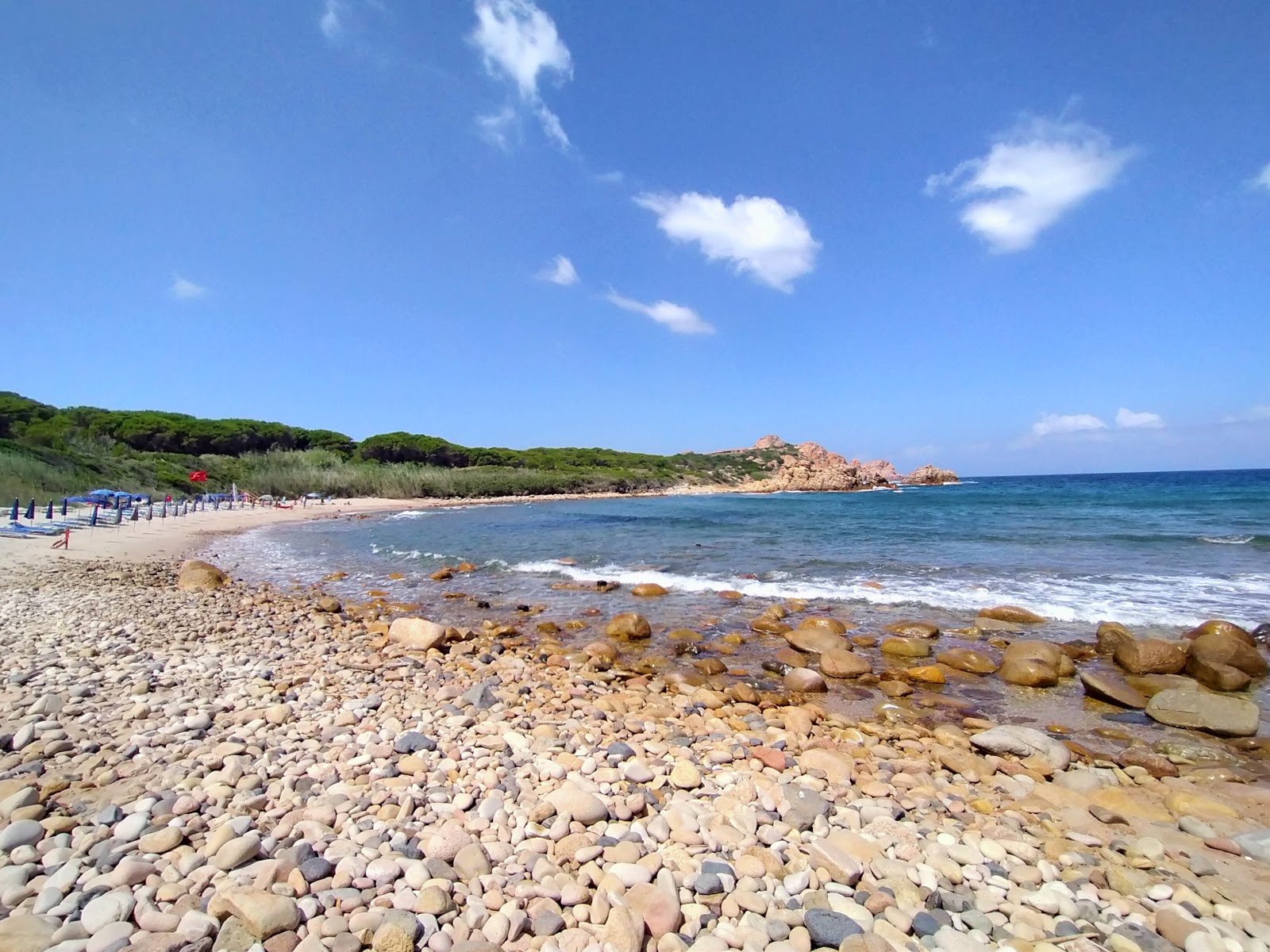 Foto van Spiaggia Li Caneddi met kleine baai